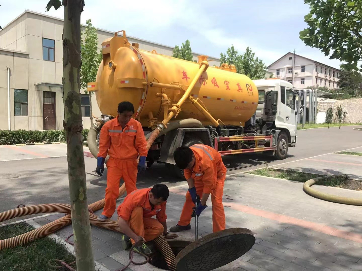 科尔沁右翼前化粪池清理与5-8吨吸粪车施工效率分析